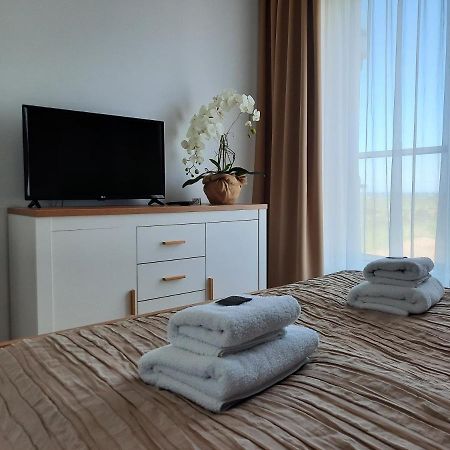 Aqua Apartments Sunset Reda Bagian luar foto